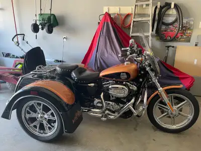 Beautiful custom, 105th anniversary edition, one of a kind, Harley Davidson trike. Lots of little to...