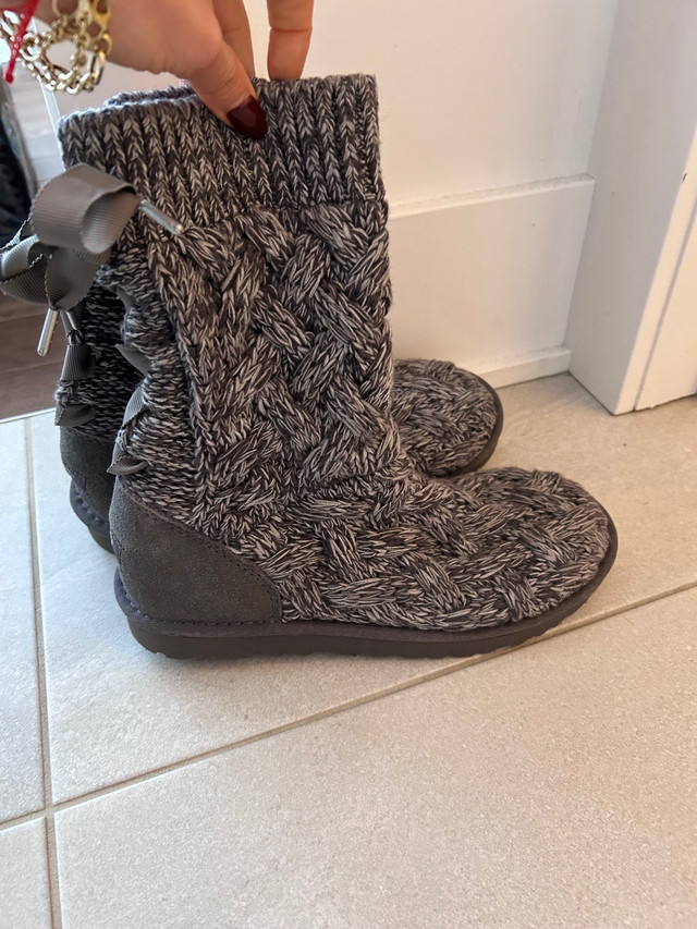 Ugg boots like new condition! Size 7 dans Femmes - Chaussures  à Ville de Montréal