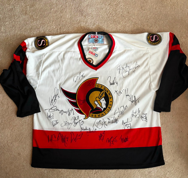 Team signed, Senators Jersey & 2 caps in Hockey in Ottawa - Image 2