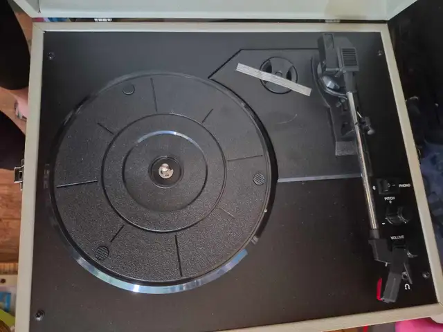 Crosley Turntable in Stereo Systems & Home Theatre in Mississauga / Peel Region - Image 3