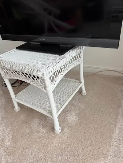 White wicker side table - table d’appoint en osier, View more