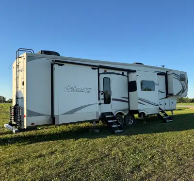 2018 Columbus Palomino (Forest River) F386FK 42’ 5th Wheel Camper Trailer 2 owners. Camper is origin...