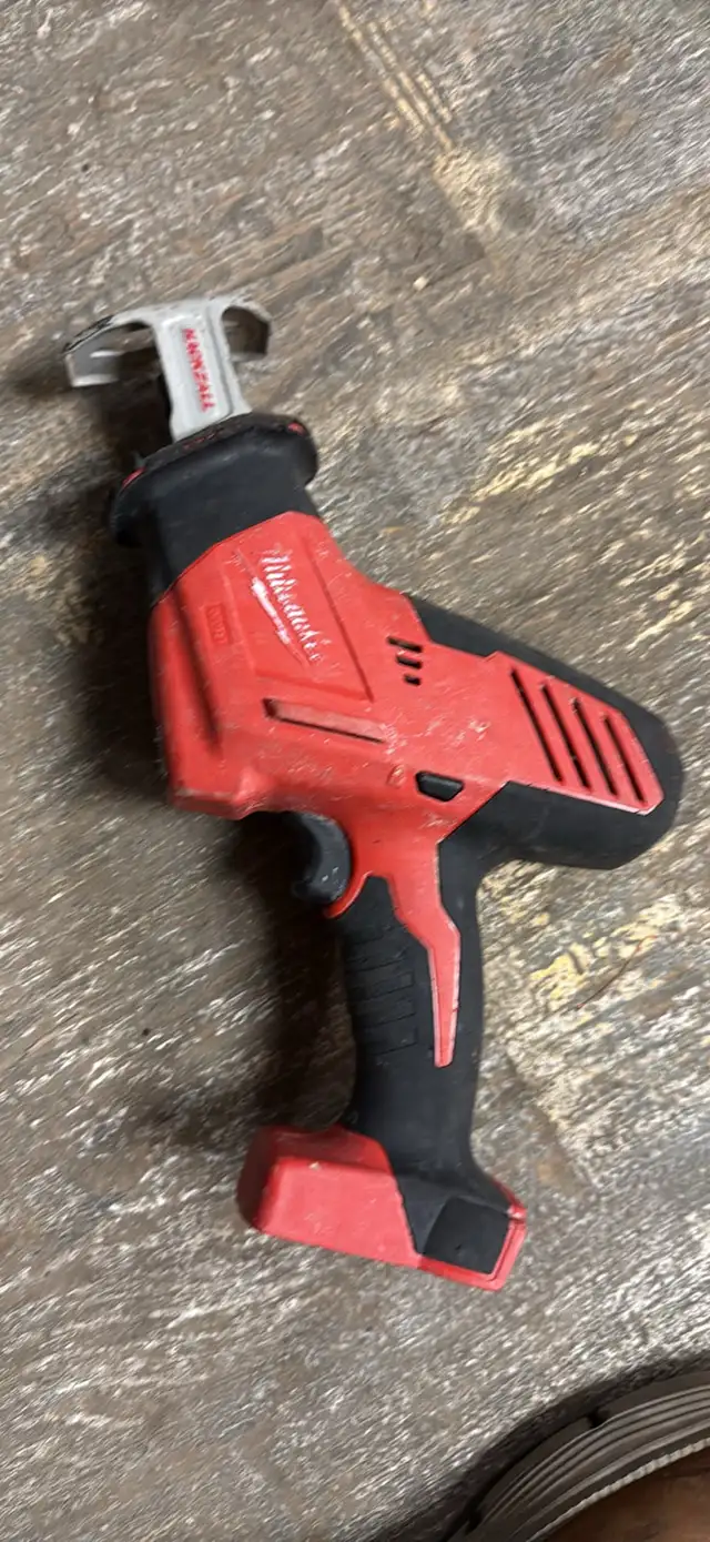 Milwaukee M12 Reciprocating Saw in Power Tools in London - Image 3