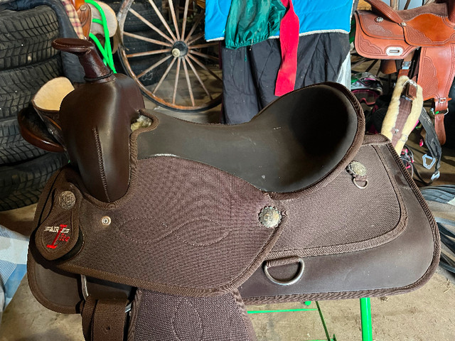 AIR LITE Synthetic Western Saddle in Equestrian & Livestock Accessories in Leamington