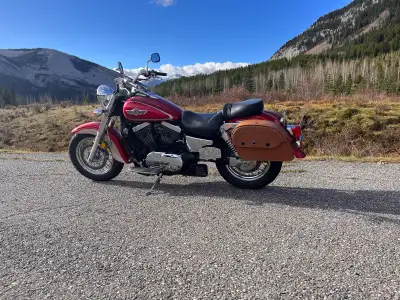 2000 Kawasaki Vulcan 1500 Classic. Fuel injected , lots of chrome, and healthy rumble. Beautiful two...