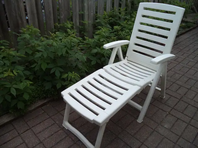 chaise longue en pvc in Patio & Garden Furniture in Longueuil / South Shore - Image 2