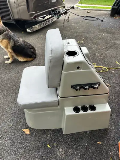 Je vends une console de ponton en excellent état. Elle est parfaite pour remplacer une console endom...
