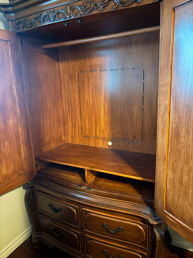 Solid wood Wardrobe and dresser from 5 pcs set in Dressers & Wardrobes in Mississauga / Peel Region - Image 4