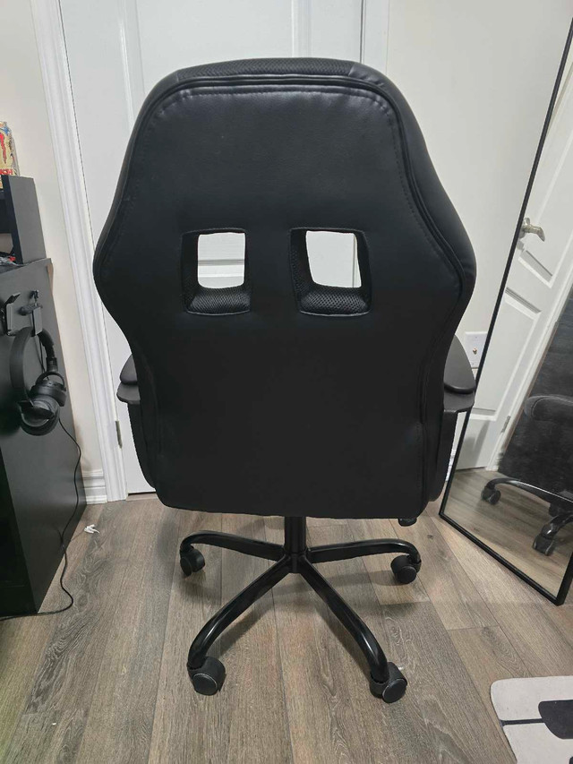 Leather Gaming chair (Black) in Chairs & Recliners in Markham / York Region - Image 3