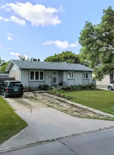 House for rent in the heart of Maples 4 bedroom and Den Has full finished basement Full fenced yard...