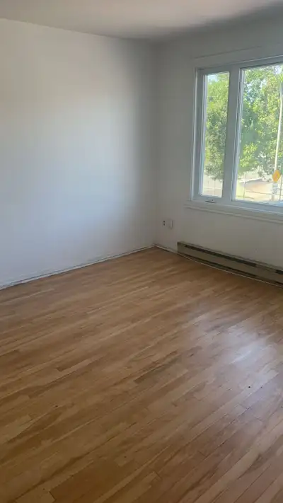 2 chambres  et 5/2 à louer à Montréal près du Métro Sait-Michel