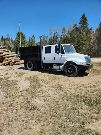 2006 International Dump Truck 2wd hydraulic brakes and air ride suspension. Please call or text 7059...