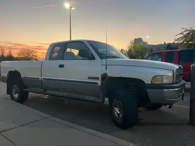 1998 Dodge 2500 4x4 Cummins diesel 5.9 24valve 5 Speed Manual Well maintained, has had regular oil c...