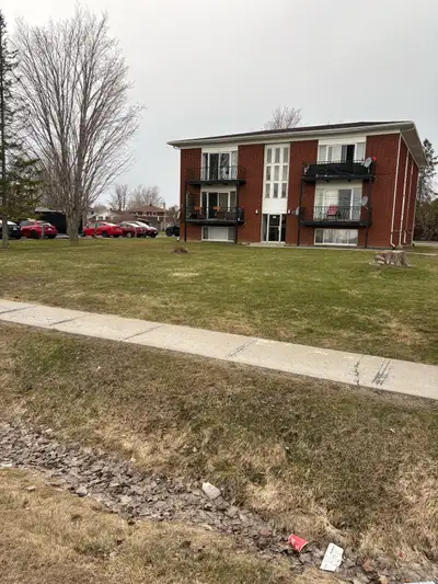 Long Sault , 55 Simcoe. spacious two bedroom apartment for rent. external balcony with patio door. A...