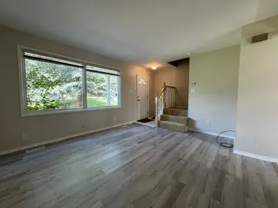 Bright renovated townhouse located in Killarney Glen Court