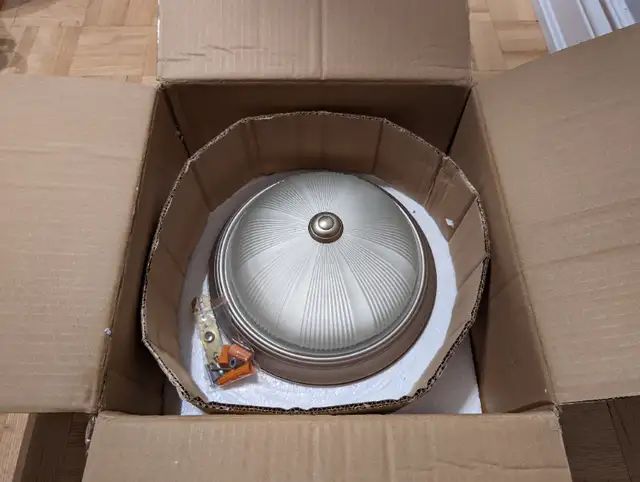 Flush Mount 1-Bulb Light, 11in in Indoor Lighting & Fans in Mississauga / Peel Region - Image 5