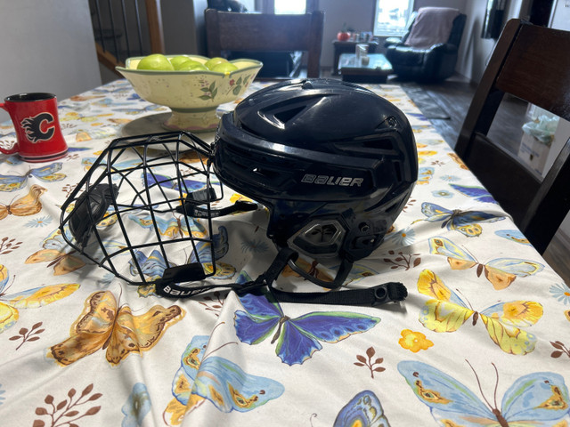 Bauer re-akt 150 hockey helmet in Hockey in Lethbridge - Image 2