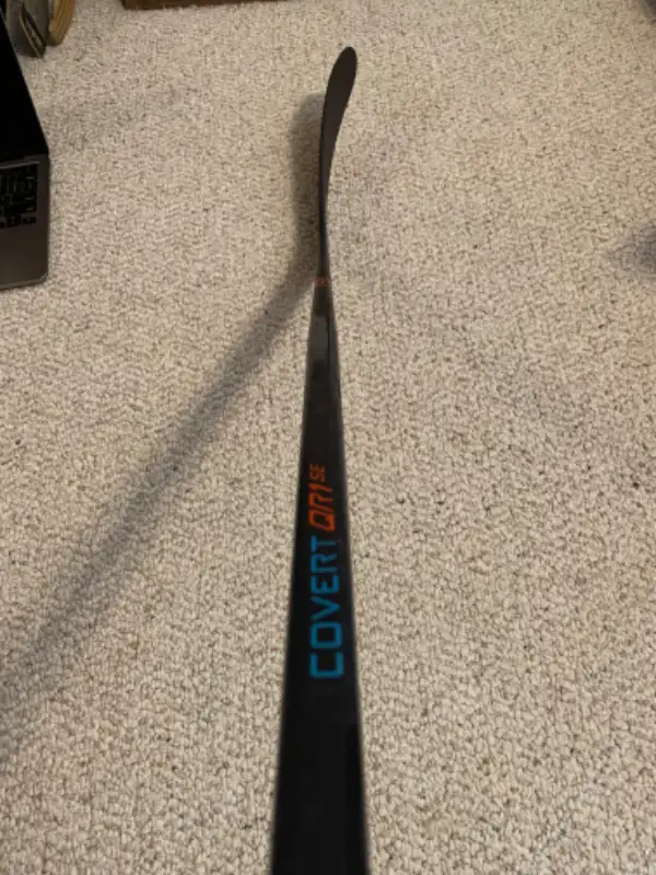 USED LEFT HAND SENIOR WARRIOR COVERT QR1 - GRIP - 85 FLEX Stick in Hockey in Kitchener / Waterloo - Image 6