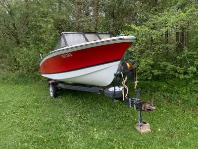 This 16ft Boat is a sturdy vessel ready for some fun on the water. Though it's seen a few waves in i...