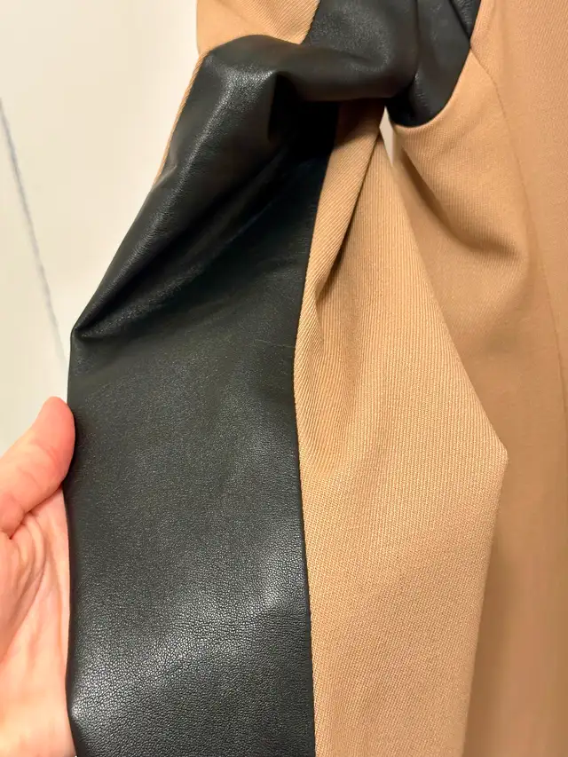 Blazer camel de Club Monaco Taille 4 avec accents cuirs in Women's - Tops & Outerwear in City of Montréal - Image 6