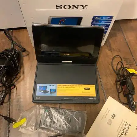 Sony DVP-FX815 Portable DVD Player 8" Widescreen LCD in General Electronics in Burnaby/New Westminster - Image 5