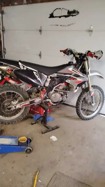 Great bike runs mint. I've put alot of time and money into this bike changed oil every 15 hours (mot...