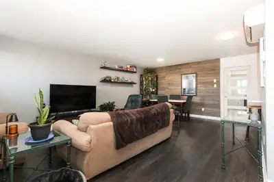 Ne manquez pas cette incroyable opportunité de posséder un condo de 2 chambres magnifiquement entret...