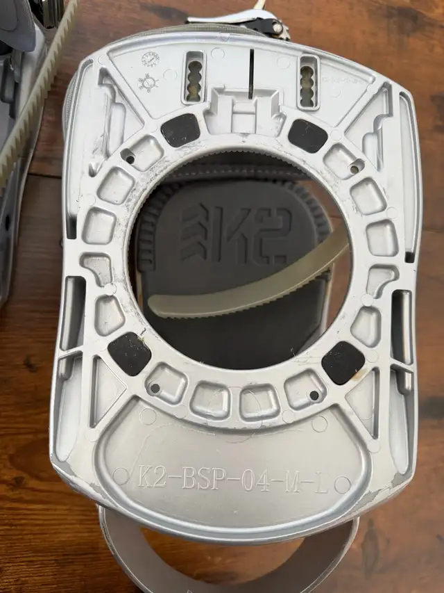 K2 V7 Snowboard Bindings Size M Complete w/ Discs & Hardware in Snowboard in Delta/Surrey/Langley - Image 9