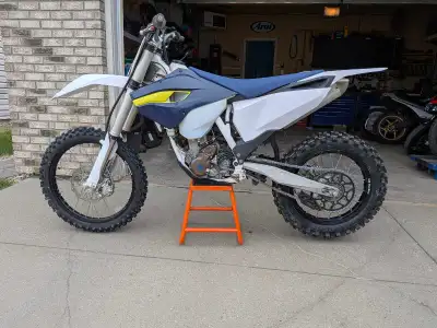 2016 Husqvarna FE350 for sale. Needs nothing. Fresh full service, valves checked, new battery, new c...