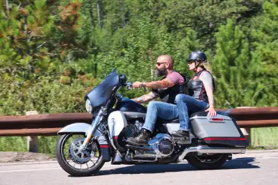 fully loaded bike with passenger running boards, neighbor hater pipes, vance & hines programmable ig...