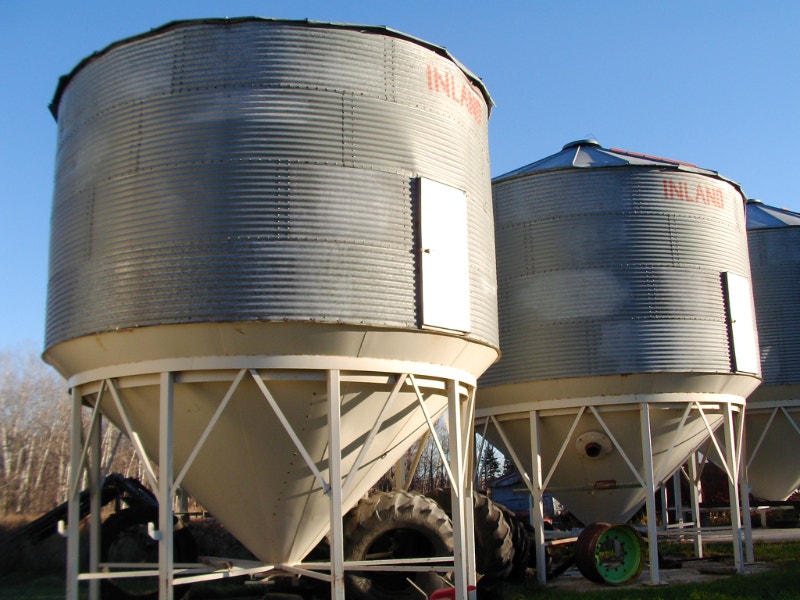 3000 bu. hopper bins, steel flat deck Farming Equipment Winnipeg