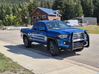 This 2016 Tacoma TRD Off‑Road Access Cab has 330,000 km and still runs strong. The transmission shif...