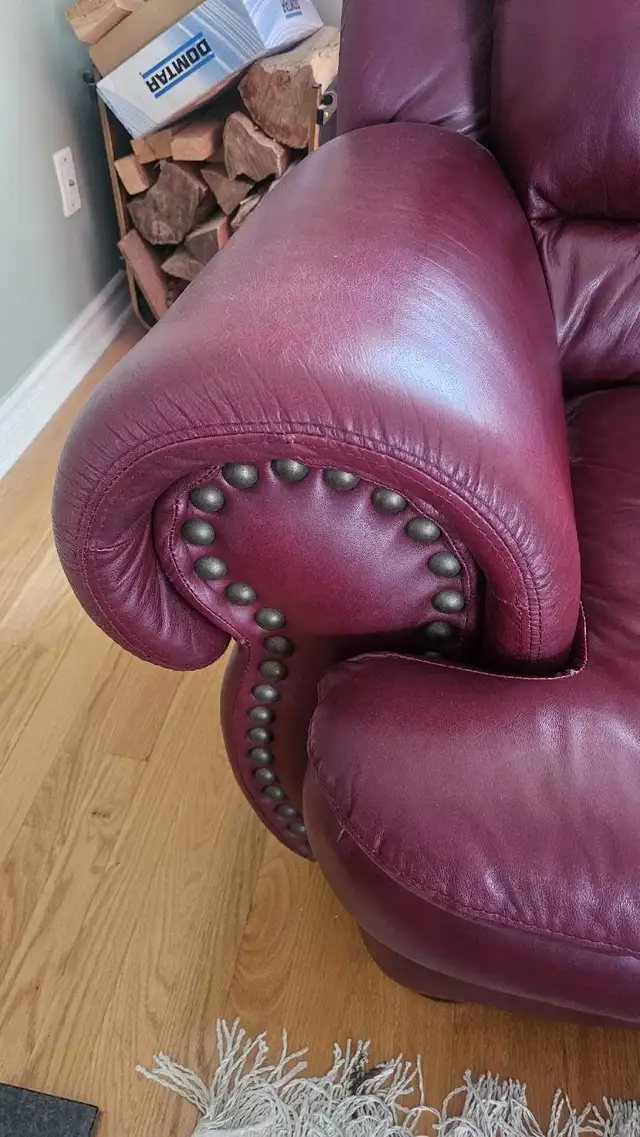 2 causeuses en cuir véritable in Couches & Futons in Laval / North Shore - Image 3