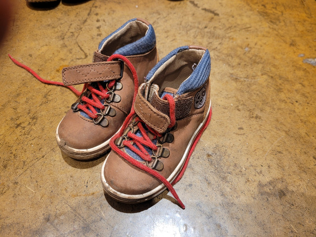 Chaussures enfant 2 à 4 ans dans Enfants et jeunesse  à Ville de Montréal - Image 2