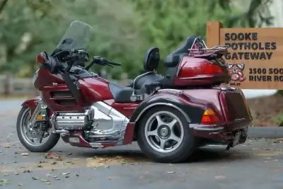 Excellent condition, new battery, 3 new tires, reverse, CB radio, Am/Fm stereo, Trailer hitch, Alarm...