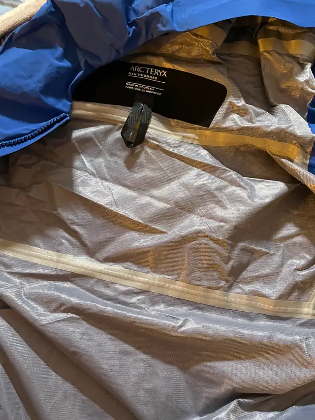 Arcteryx alpha sv blue jacket in Men's in City of Toronto - Image 6