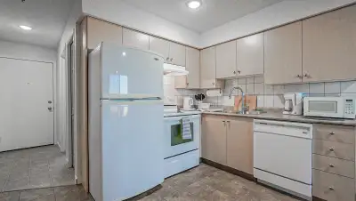 1 bedroom condo+den