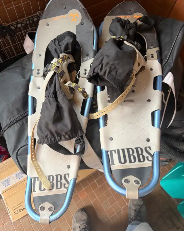 30" Men's / Adult Snowshoes - Excellent Condition   