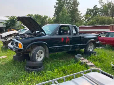 4.3 engine runs smooth 165km Can be heard running $800 Rest of the s10 is for parts also
