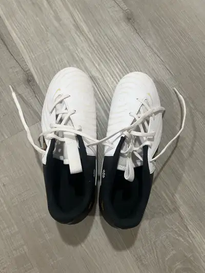 Brand new Kids Nike Phantom cleats Size 4.5