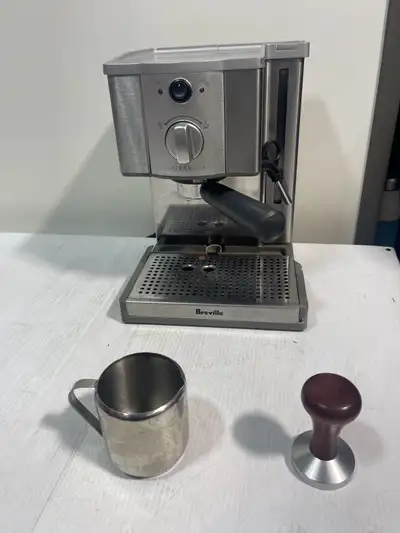 Brew the perfect espresso with this Breville Cafe Roma espresso maker! This machine is in used condi...
