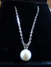 Perle blanche montée sur or blanc et chaîne_18 pouces (NEUF)
