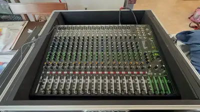 PICK UP IN SPRUCE GROVE MACKIE PROFX22 V3 Retails for $1,159.00 CDN on Amazon and Long & McQuade Pro...