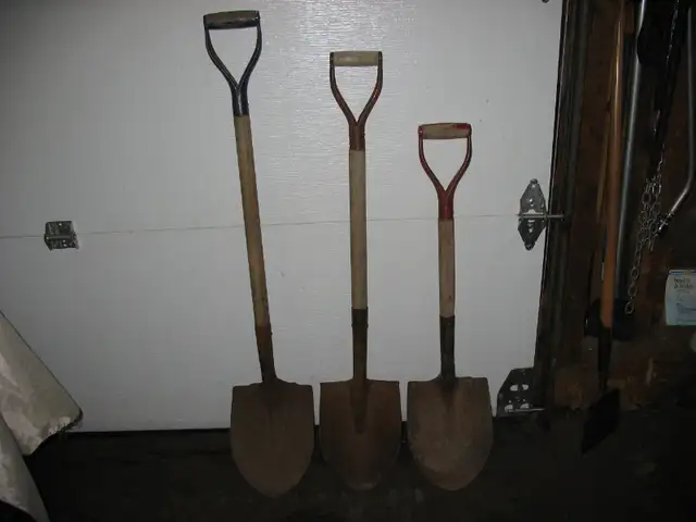 3 pelles rondes in Outdoor Tools & Storage in West Island - Image 2