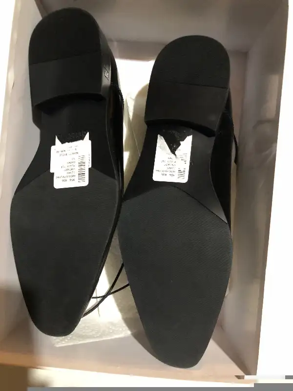 Versace Black Leather Shoes Size 39 in Men's Shoes in Markham / York Region - Image 3