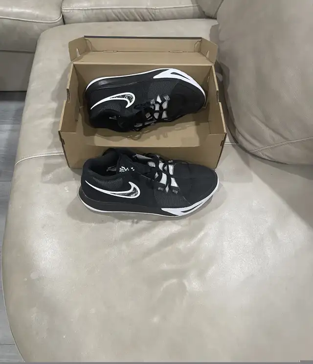 Mens Kyrie Flytrap VI EP Black, White and Grey in Men's Shoes in St. Catharines - Image 4