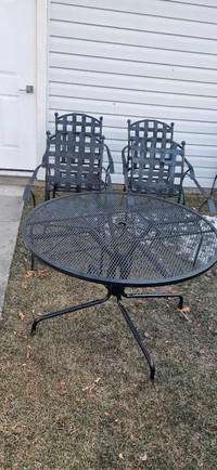 Vintage wrought iron patio set furniture Table and 4 chairs