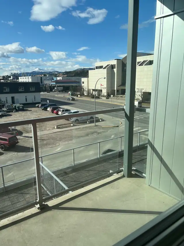 Downtown south facing 2 bed plus den, 2 bath condo in Long Term Rentals in Whitehorse - Image 4