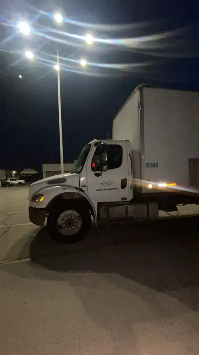 Freightliner M2 box truck for sale – 26ft box, liftgate, 272,000 km, recently safetied and ready to...