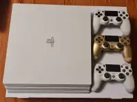 PS4 Glacier White Destiny 2 with 3 controllers